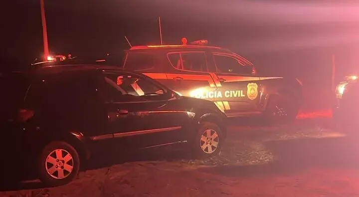 Jovens de 20 e 27 anos morrem após moto bater em poste