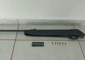 Adolescente é ameaçada e polícia apreende arma de agressor Adolescente é ameaçada e polícia apreende arma de agressor