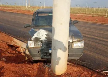 Motorista sem CNH é preso após bater carro contra poste e testar positivo para álcool em MS Motorista sem CNH é preso após bater carro contra poste e testar positivo para álcool em MS
