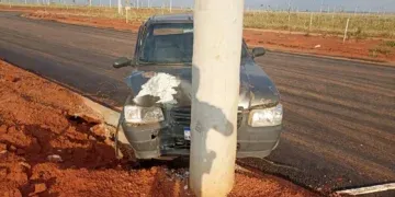 Motorista sem CNH é preso após bater carro contra poste e testar positivo para álcool em MS