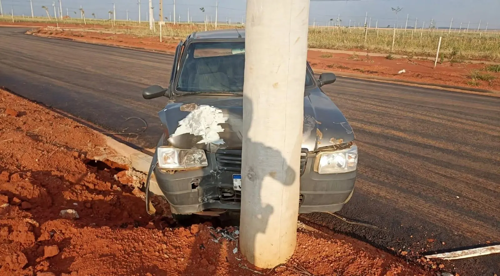 Motorista sem CNH é preso após bater carro contra poste e testar positivo para álcool em MS