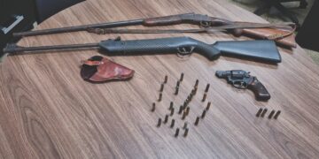 Homem é preso após armas e munições serem encontradas durante buscas