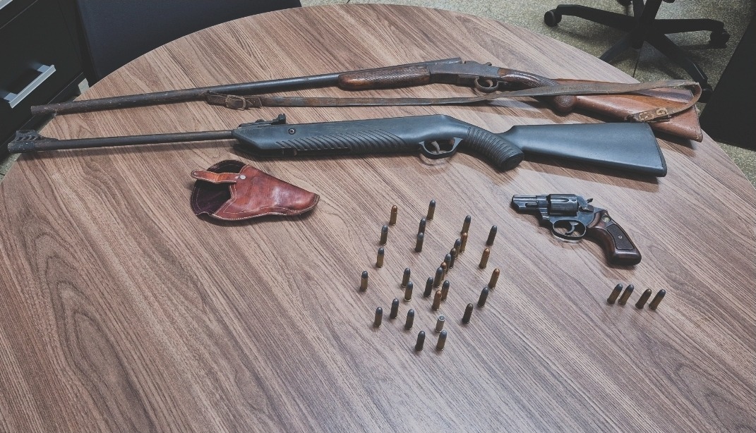 Homem é preso após armas e munições serem encontradas durante buscas