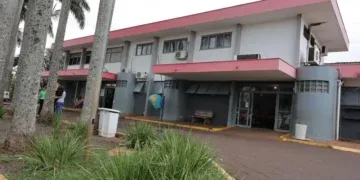 Mulher perde a consciência após ser agredida a socos e pedradas pelo namorado