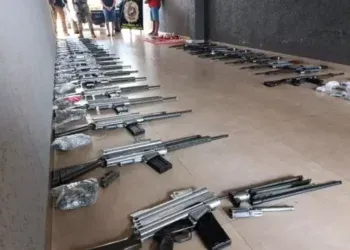 Operação apreende 30 fuzis de guerra em imóvel na fronteira com Mato Grosso do Sul Operação apreende 30 fuzis de guerra em imóvel na fronteira com Mato Grosso do Sul