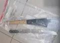 Homem armado com dois facões morre após confronto com policiais Homem armado com dois facões morre após confronto com policiais