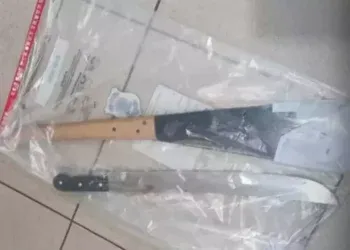 Homem armado com dois facões morre após confronto com policiais Homem armado com dois facões morre após confronto com policiais