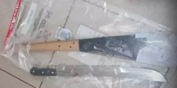 Homem armado com dois facões morre após confronto com policiais