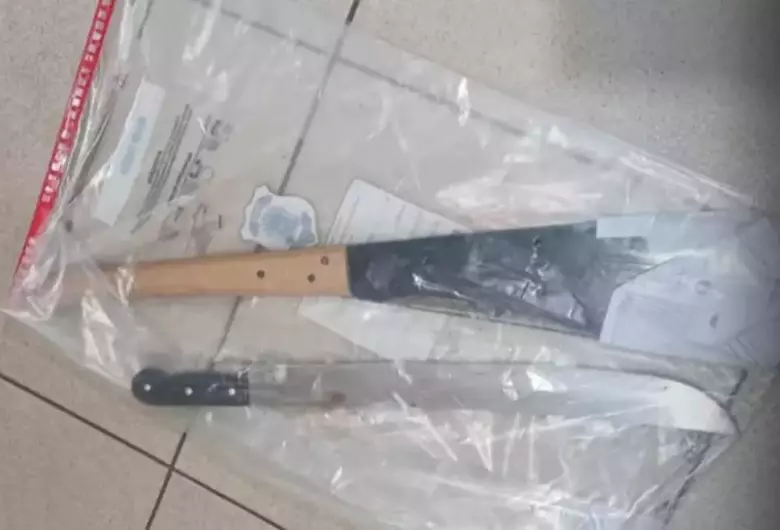 Homem armado com dois facões morre após confronto com policiais