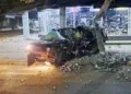 Jovem morre após carro sair da pista e bater contra poste Jovem morre após carro sair da pista e bater contra poste