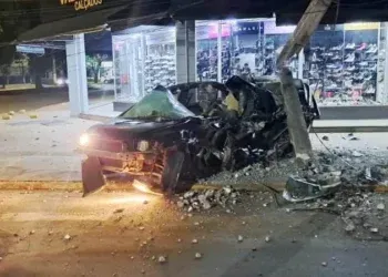 Jovem morre após carro sair da pista e bater contra poste Jovem morre após carro sair da pista e bater contra poste
