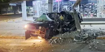 Jovem morre após carro sair da pista e bater contra poste