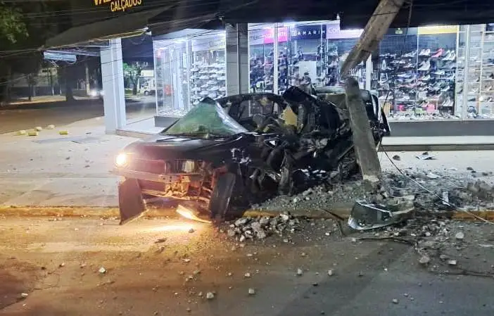 Jovem morre após carro sair da pista e bater contra poste