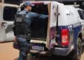 Homem invade casa, ameaça policiais com canivete e acaba detido Homem invade casa, ameaça policiais com canivete e acaba detido