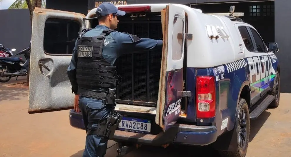 Homem invade casa, ameaça policiais com canivete e acaba detido