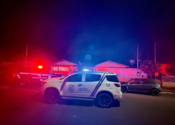 Jovem é morto a tiros dentro de casa e cachorro também é atingido durante ataque