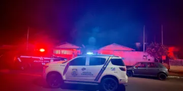 Jovem é morto a tiros dentro de casa e cachorro também é atingido durante ataque