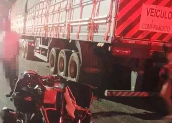 Motociclista sofre ferimentos graves após bater na traseira de carreta