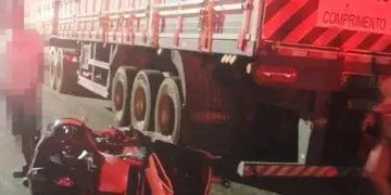 Motociclista sofre ferimentos graves após bater na traseira de carreta