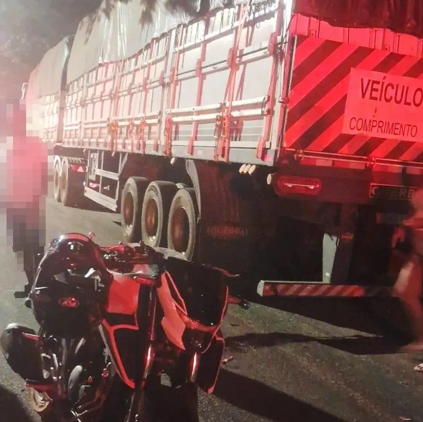 Motociclista sofre ferimentos graves após bater na traseira de carreta