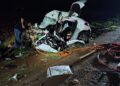 Após atropelar anta, carro perde controle, bate em carreta em chamas e adolescente e homem morrem