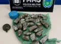 Maconha escondida em garrafa térmica leva mulher à prisão durante abordagem policial