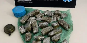 Maconha escondida em garrafa térmica leva mulher à prisão durante abordagem policial