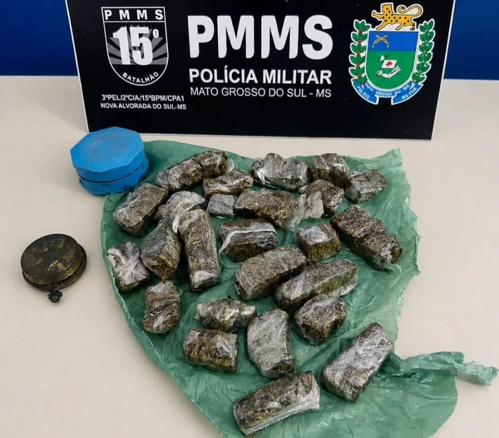 Maconha escondida em garrafa térmica leva mulher à prisão durante abordagem policial