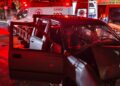 Caminhonete bate contra árvore e deixa duas pessoas feridas durante a madrugada Caminhonete bate contra árvore e deixa duas pessoas feridas durante a madrugada