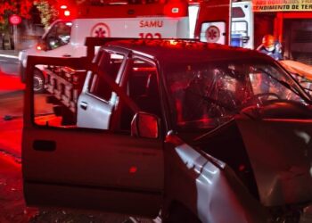 Caminhonete bate contra árvore e deixa duas pessoas feridas durante a madrugada Caminhonete bate contra árvore e deixa duas pessoas feridas durante a madrugada