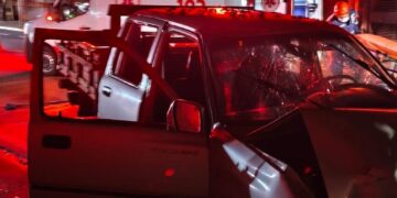 Caminhonete bate contra árvore e deixa duas pessoas feridas durante a madrugada