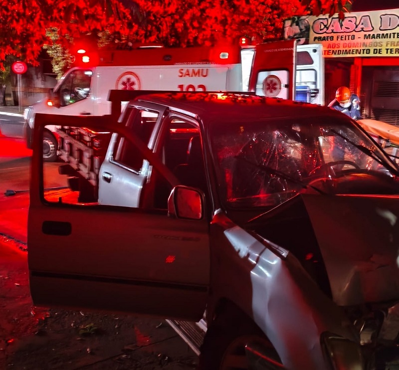 Caminhonete bate contra árvore e deixa duas pessoas feridas durante a madrugada