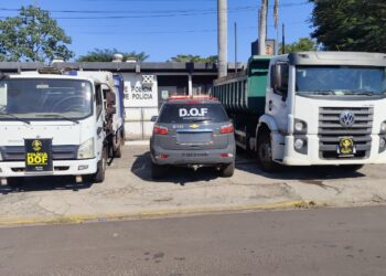 Trio é preso com caminhões roubados de pátio da Prefeitura Trio é preso com caminhões roubados de pátio da Prefeitura