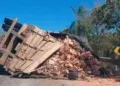 Caminhão tomba, espalha tijolos na pista e trava trânsito na BR-262 Caminhão tomba, espalha tijolos na pista e trava trânsito na BR-262