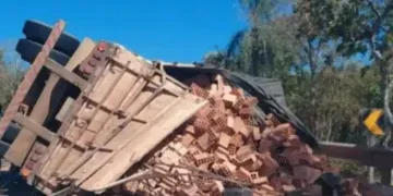 Caminhão tomba, espalha tijolos na pista e trava trânsito na BR-262
