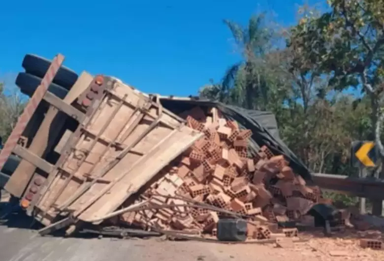 Caminhão tomba, espalha tijolos na pista e trava trânsito na BR-262