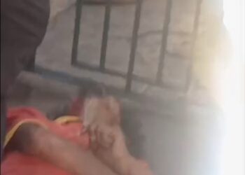 Homem é atingido por ônibus no Centro, agride bombeiros e recusa atendimento Homem é atingido por ônibus no Centro, agride bombeiros e recusa atendimento