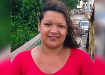 24ª vítima: Mulher é morta a facada dentro de casa; marido fugiu levando a filha do casal