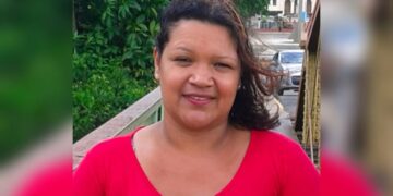 24ª vítima: Mulher é morta a facada dentro de casa; marido fugiu levando a filha do casal