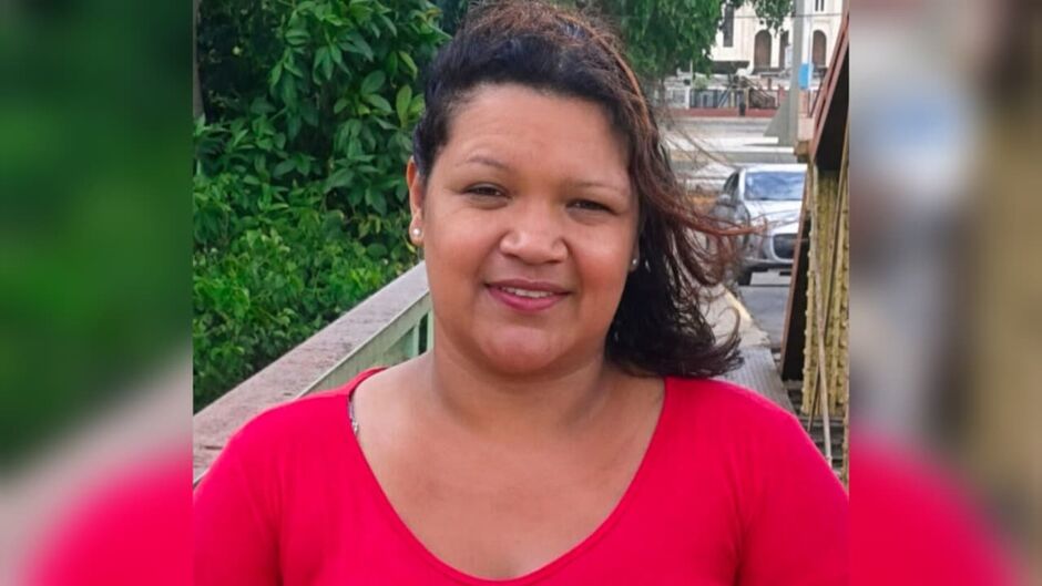 24ª vítima: Mulher é morta a facada dentro de casa; marido fugiu levando a filha do casal