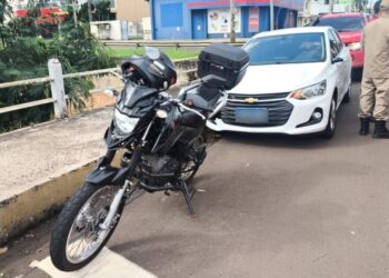 Bombeiro fica ferido após ser atingido por carro em conversão na Ernesto Geisel Bombeiro fica ferido após ser atingido por carro em conversão na Ernesto Geisel