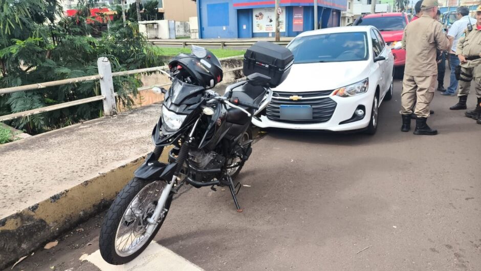 Bombeiro fica ferido após ser atingido por carro em conversão na Ernesto Geisel