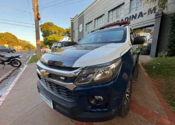 Filho ameaça pai de morte e quebra carro durante briga