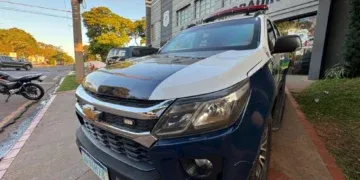 Filho ameaça pai de morte e quebra carro durante briga