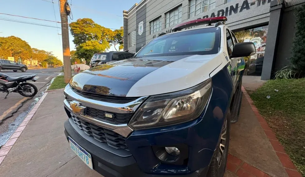 Filho ameaça pai de morte e quebra carro durante briga