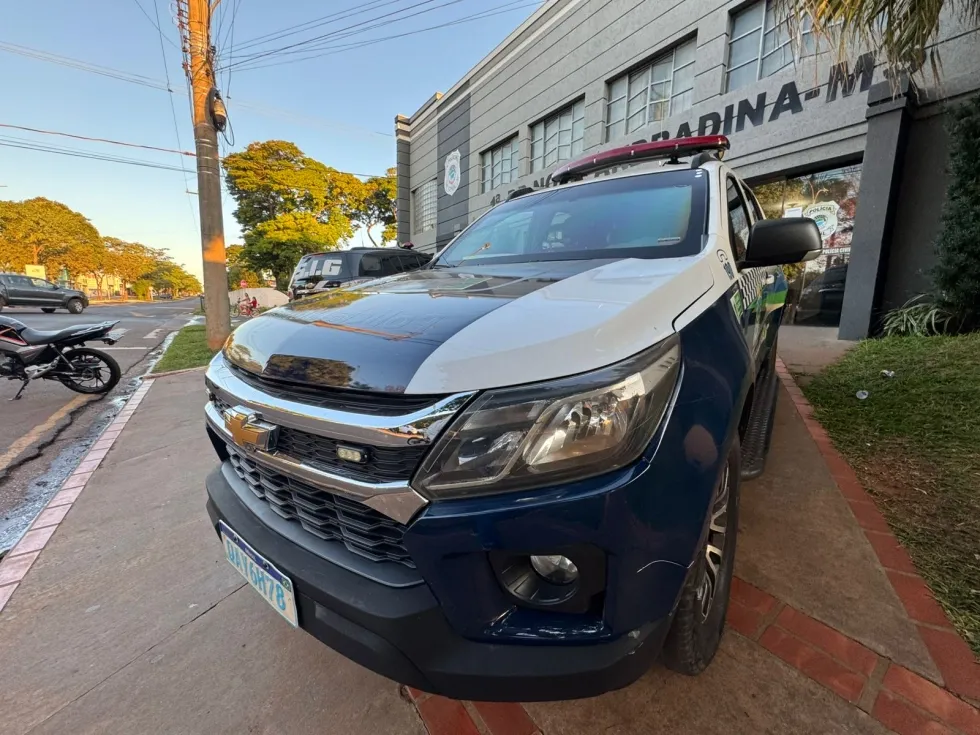 Filho ameaça pai de morte e quebra carro durante briga