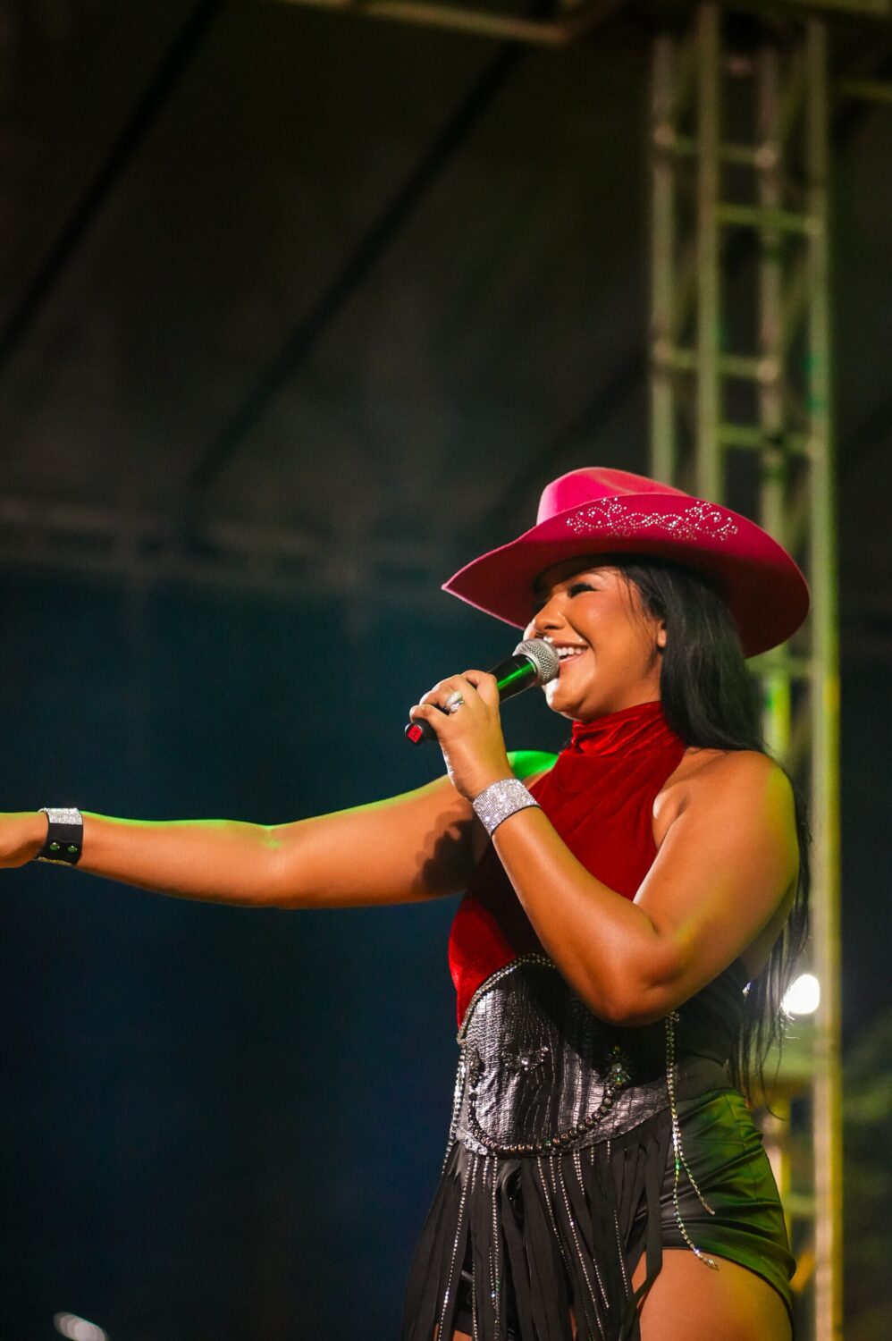 Juliana Monteiro leva o sertanejo de MS ao palco de Barretos