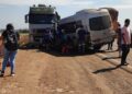 Van bate em caminhão após desviar de carreta e deixa feridos Van bate em caminhão após desviar de carreta e deixa feridos