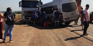 Van bate em caminhão após desviar de carreta e deixa feridos