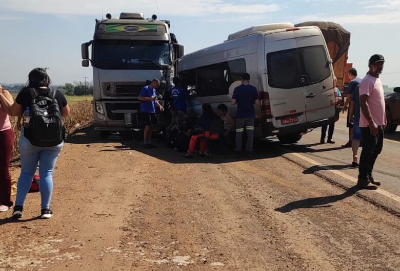 Van bate em caminhão após desviar de carreta e deixa feridos